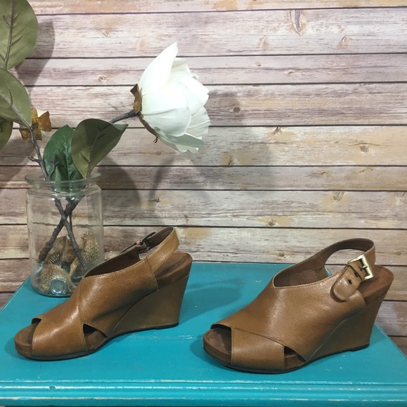Aerosoles wedge sandal. Brown leather with buckle. - Picture 3 of 5